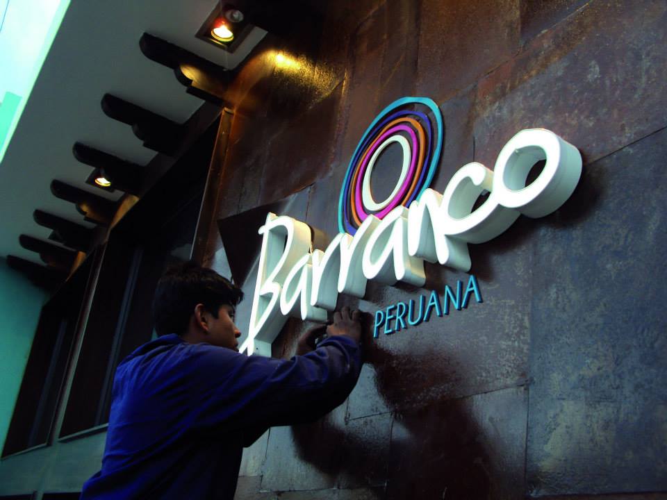 Rótulo 3D del local Barranco con diseño corporativo azul y blanco