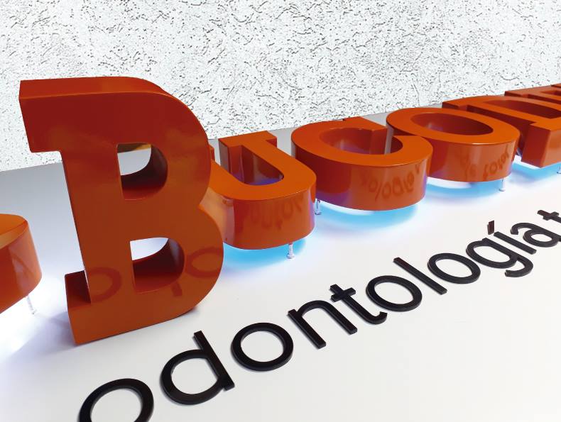 Rótulo 3D para clínica dental Bucodent con iluminación LED