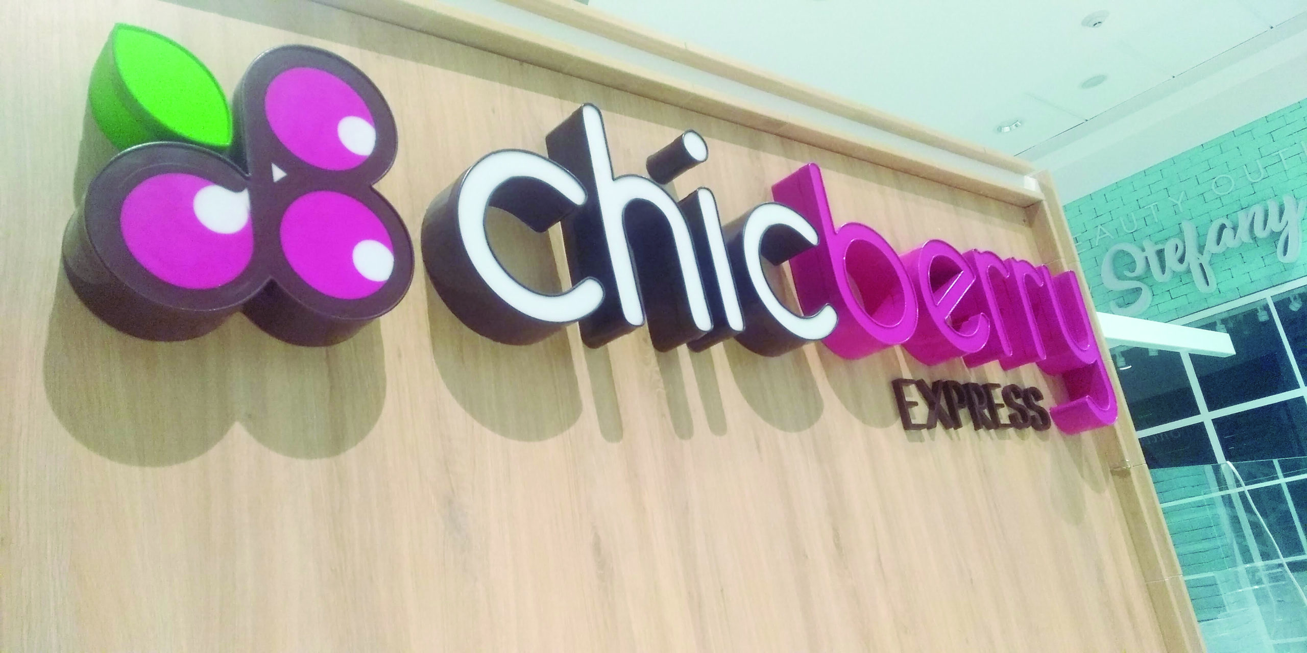 Rótulo 3D de Chicberry con letras en acrílico y luces LED