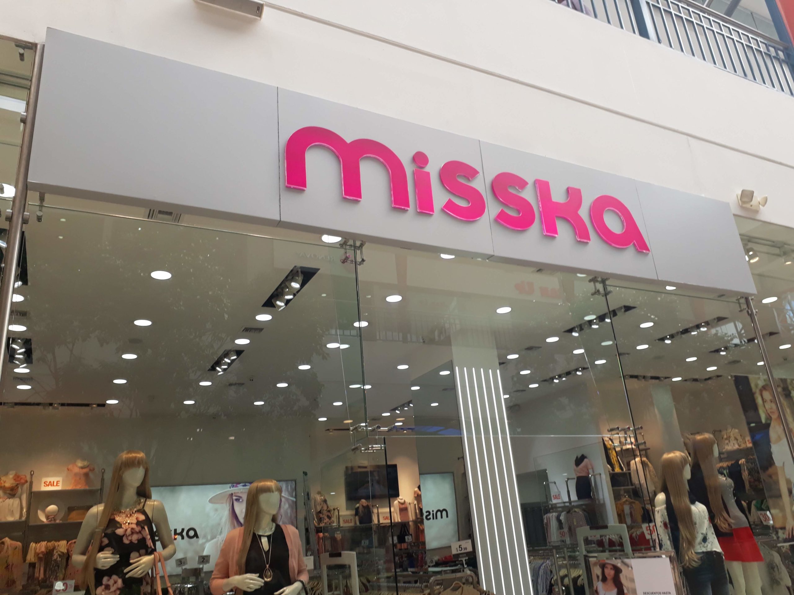 Rótulo 3D de Misska con letras corpóreas y acabado brillante